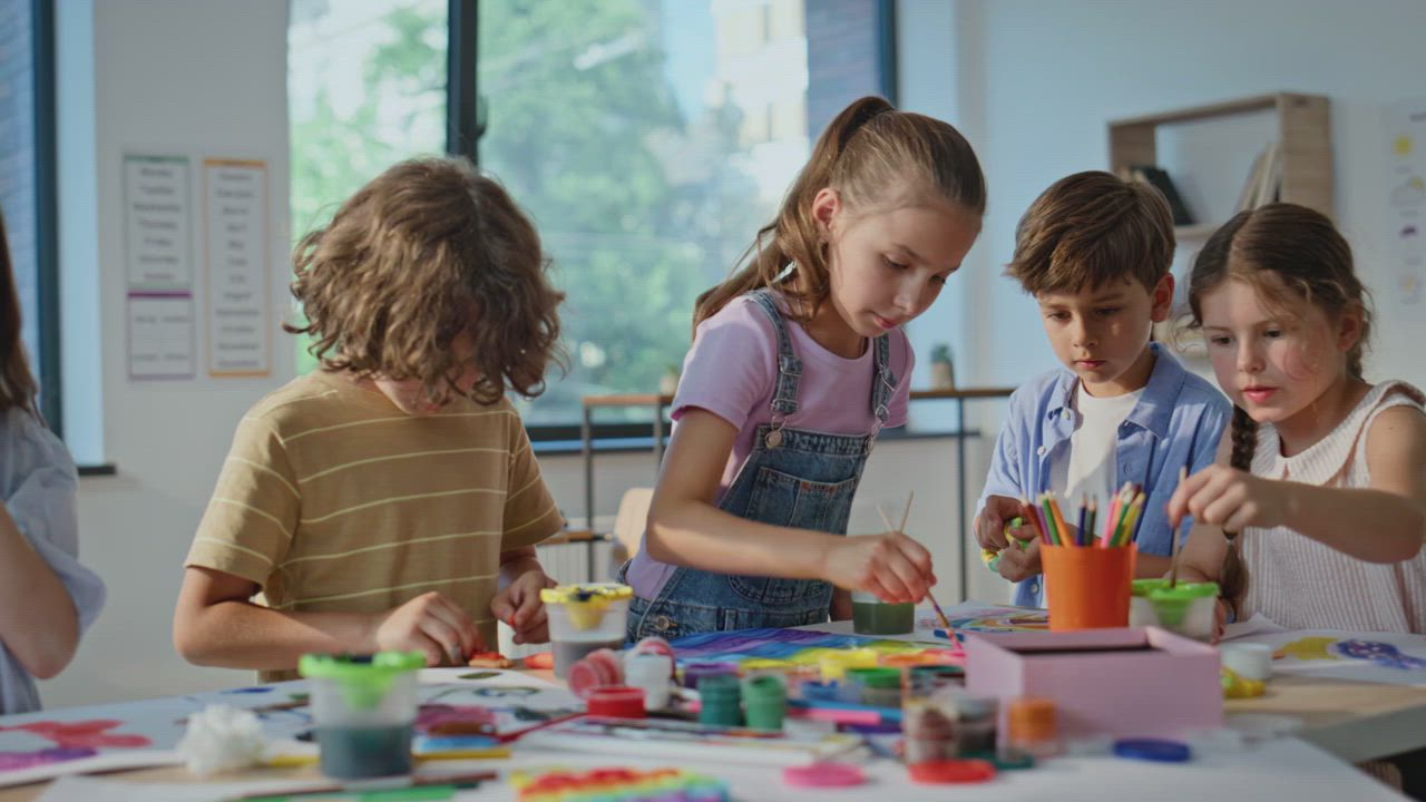 Niños haciendo una actividad de arte en una mesa
